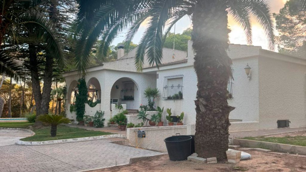 Private finca with sea views and Mediterranean character